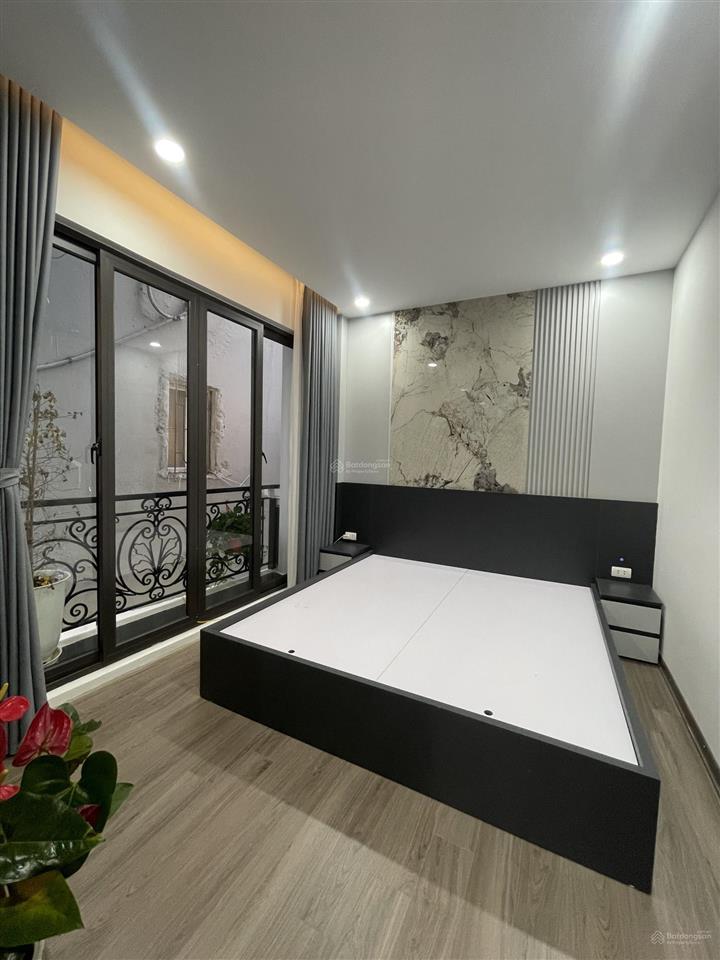 Kim ngưu sốc nhiệt giữa ngày hè nóng bức
6 tầng  lô góc  thang máy  mới king koong