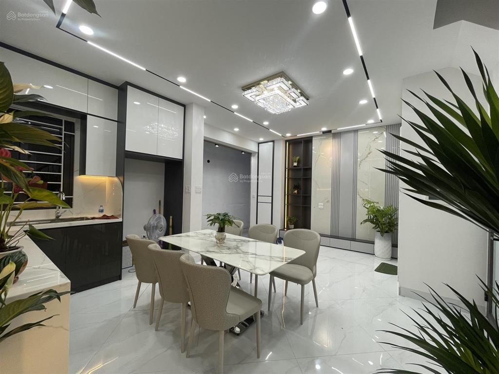 Kim ngưu sốc nhiệt giữa ngày hè nóng bức
6 tầng  lô góc  thang máy  mới king koong