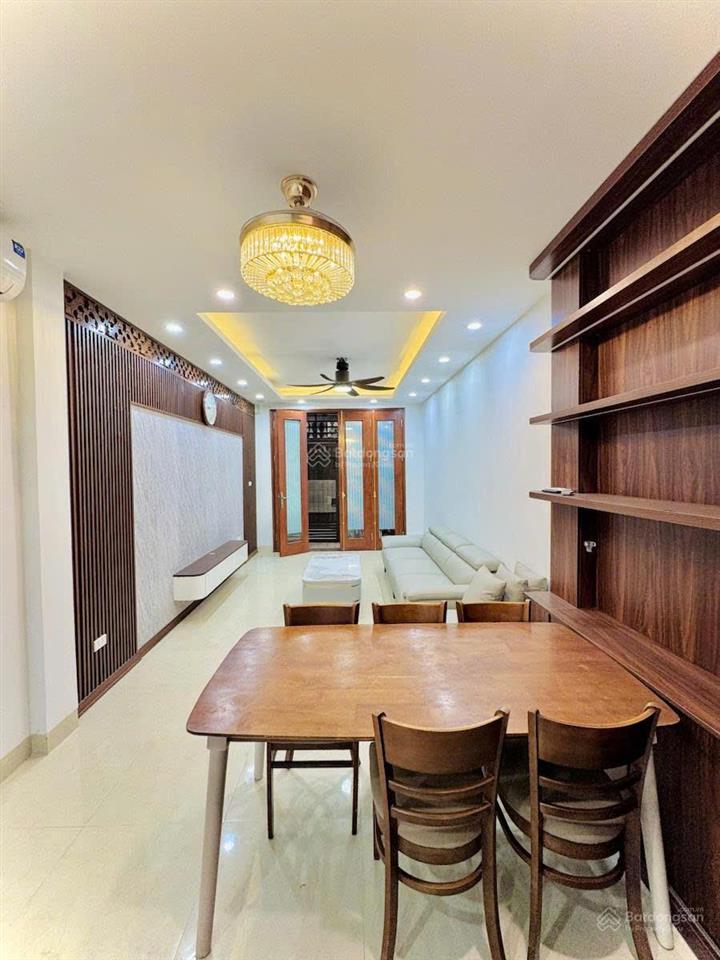 4 tầng thang máy  hai thoáng trước sau  oto lùi tận cửa  một nhà ra oto tránh
