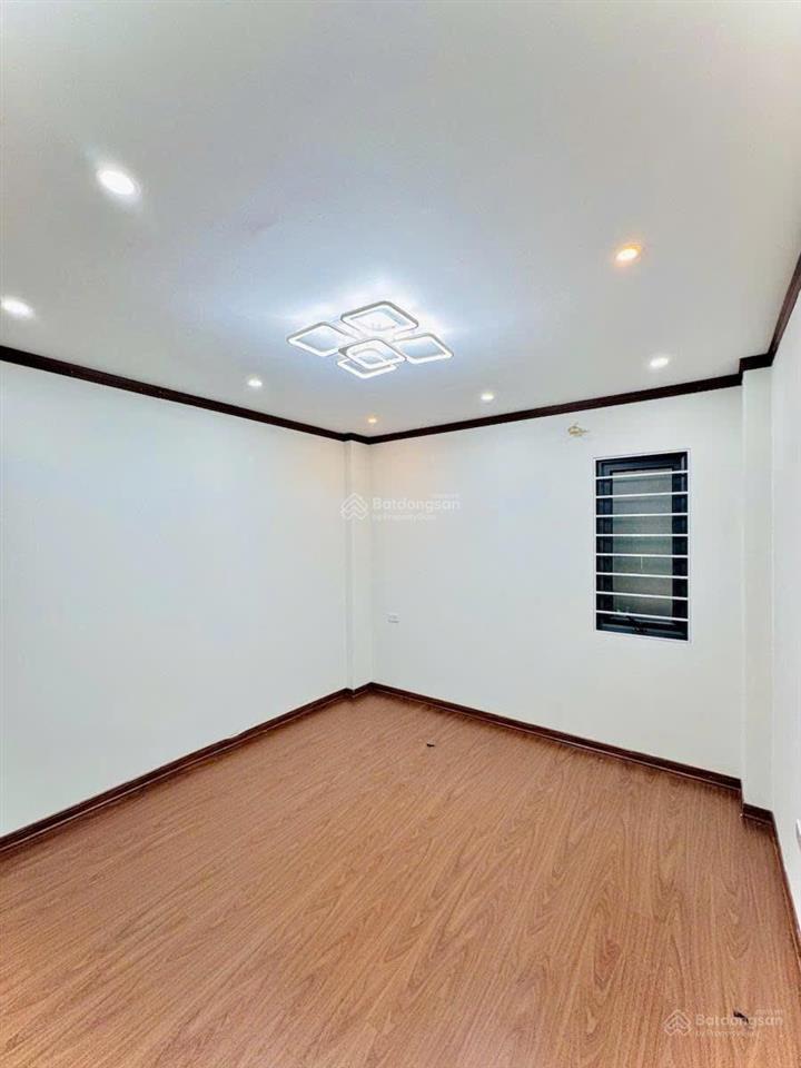 4 tầng thang máy  hai thoáng trước sau  oto lùi tận cửa  một nhà ra oto tránh