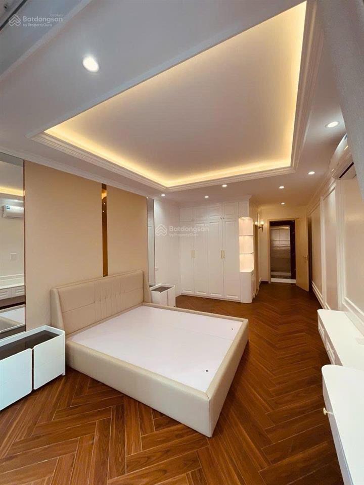 Gara ô tô  nhà mới full đồ  thang máy  ở luôn  hai thoáng