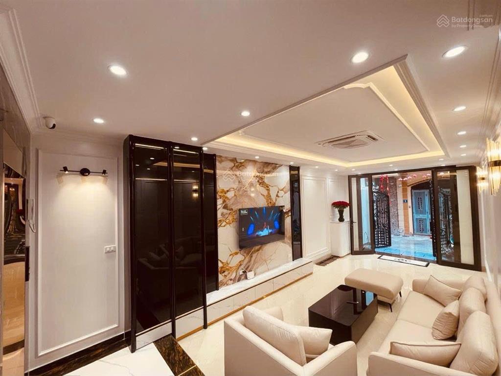 Gara ô tô  nhà mới full đồ  thang máy  ở luôn  hai thoáng