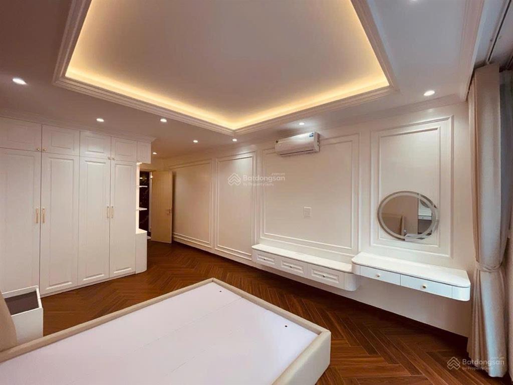 Gara ô tô  nhà mới full đồ  thang máy  ở luôn  hai thoáng