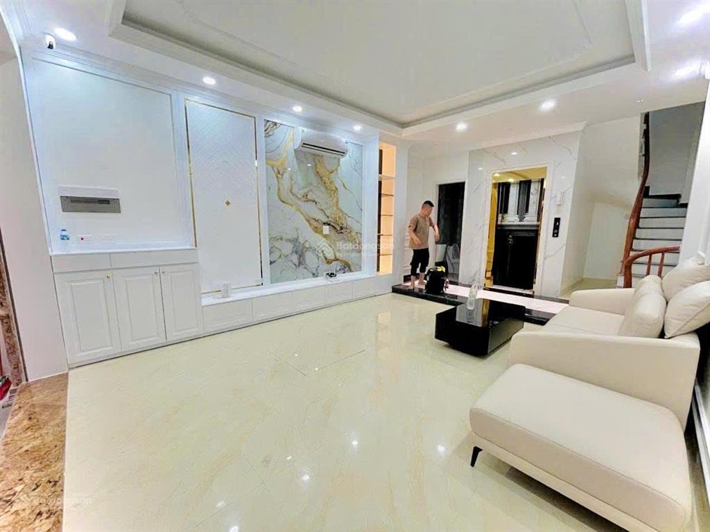 Vĩnh hưng  6 tầng thang máy  một nhà ra phố  nhà mới coong  chủ tặng hết đồ