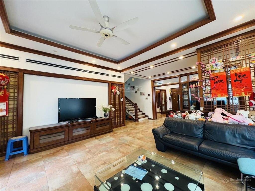 Nhà biệt thự sân vườn khu quan chức vườn đào tây hồ, 236m² 6 tầng mt 15m an ninh tốt, giá 145 tỷ