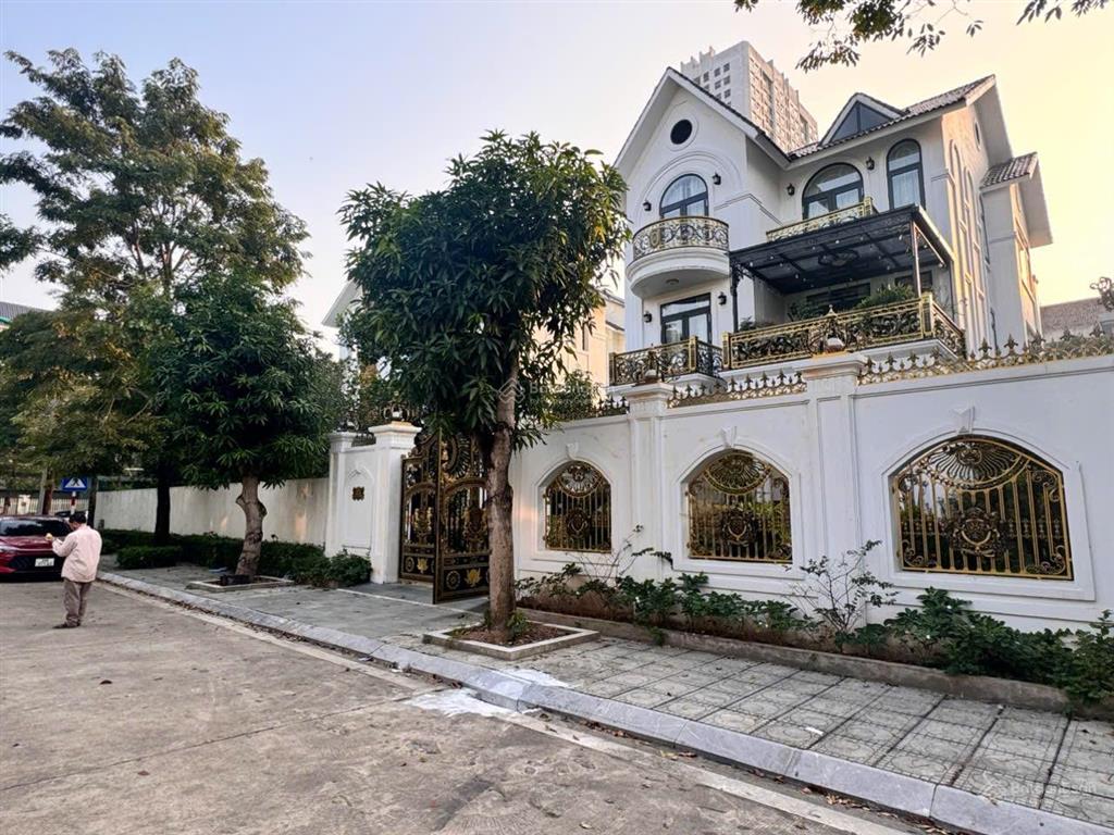 Bán gấp biệt thự trần kim xuyến  kdt yên hòà  diện tích 250m  mặt tiền 14m  giá 98 tỷ có tl