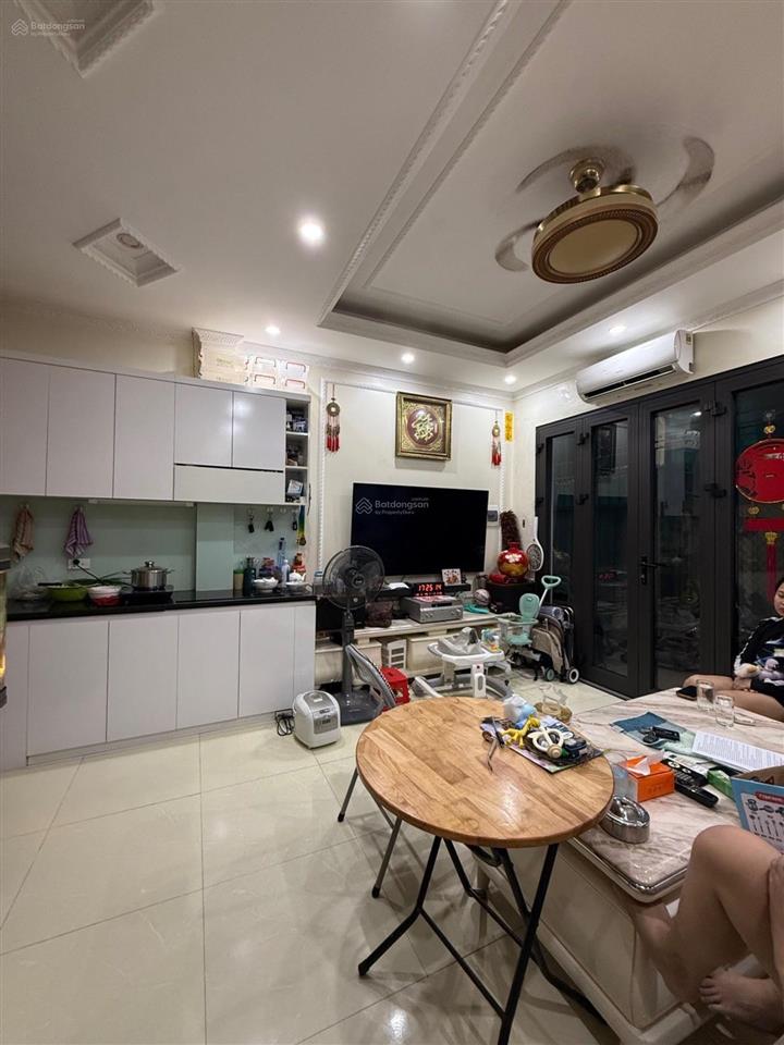 Nhà dân xây 5 tầng  bồ đề  gần ô tô  giá hợp lý.