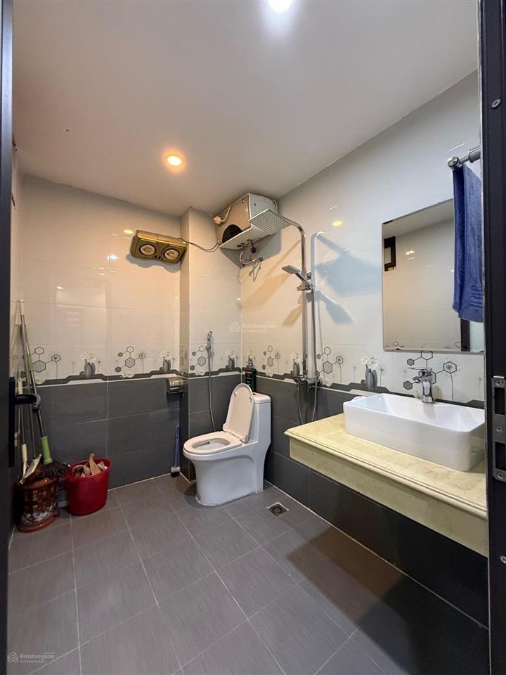 Nhà dân xây 5 tầng  bồ đề  gần ô tô  giá hợp lý.