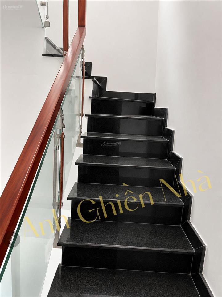 Nhà tân cổ điển xây mới! 4 tầng ngang 6m  cạnh phạm văn đồng đoạn chợ hiệp bình