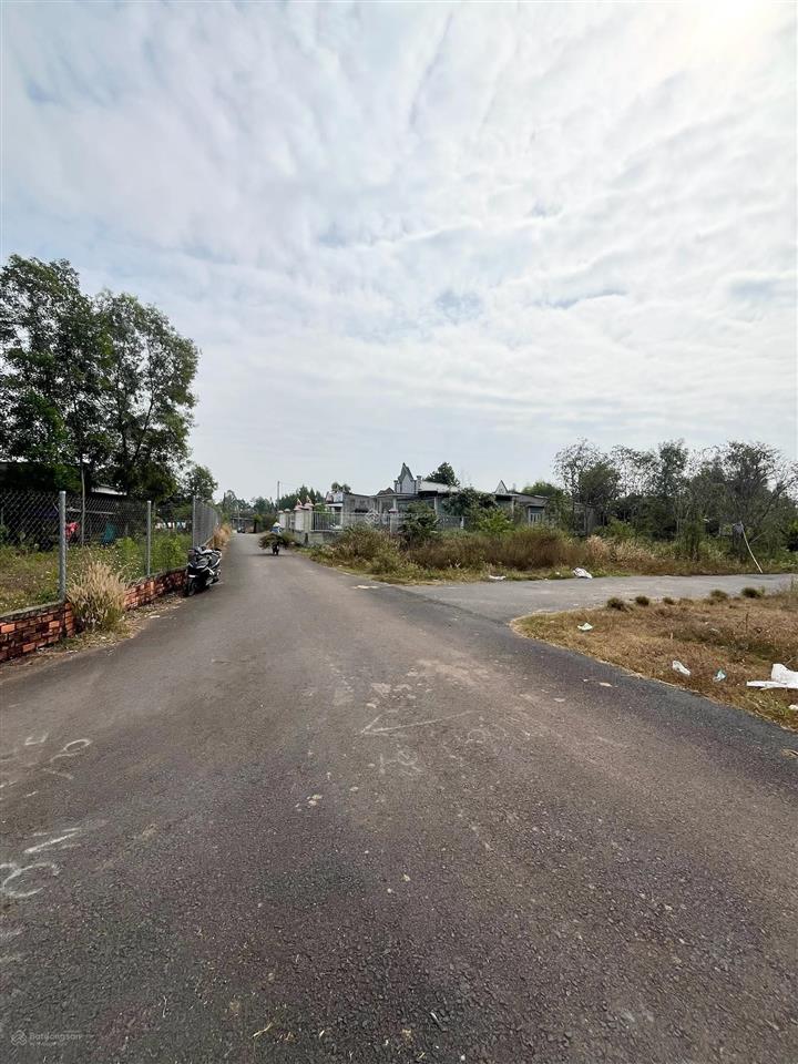 Cần ra nhanh lô đất ngay vin hóc môn, gần vành đai3 100m2, sổ hồng riêng