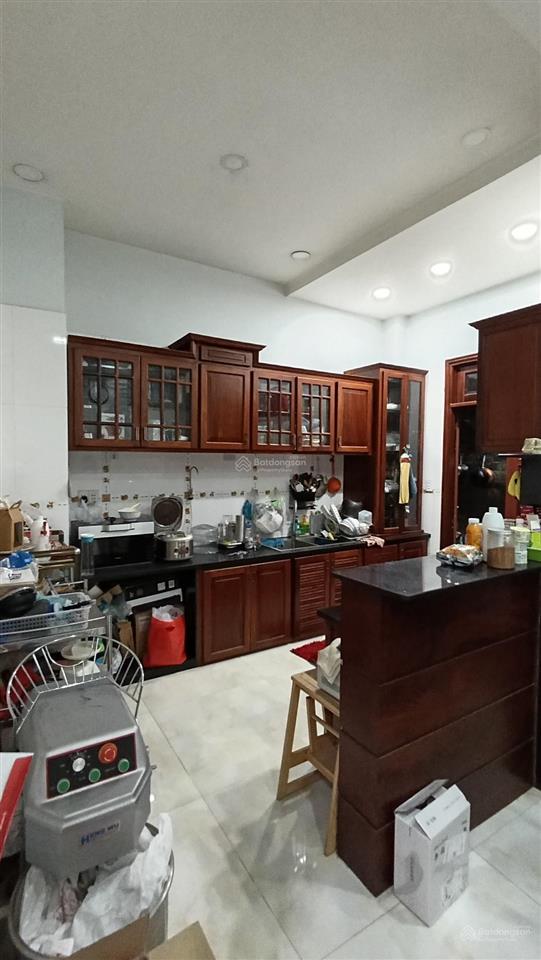 Bán nhà mặt tiền diện tích lớn (4m5 x 20), kinh doanh sầm uất, gần đường bến bình đông, cầu chà và