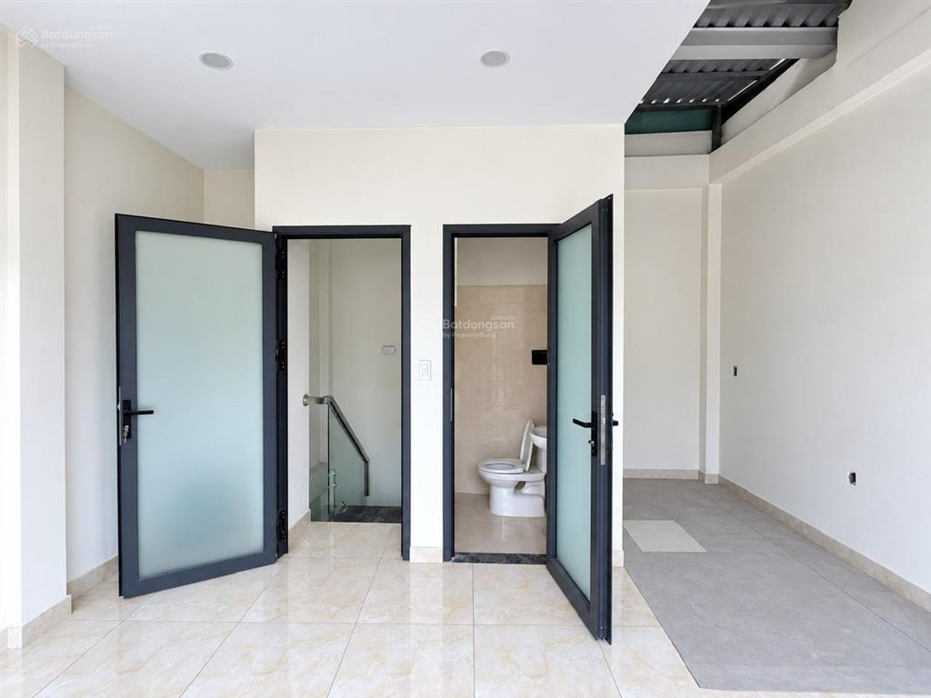 Cho thuê nhà mặt tiền cách mạng tháng 8 (192m), gần vòng xoay phù đổng, quận 1