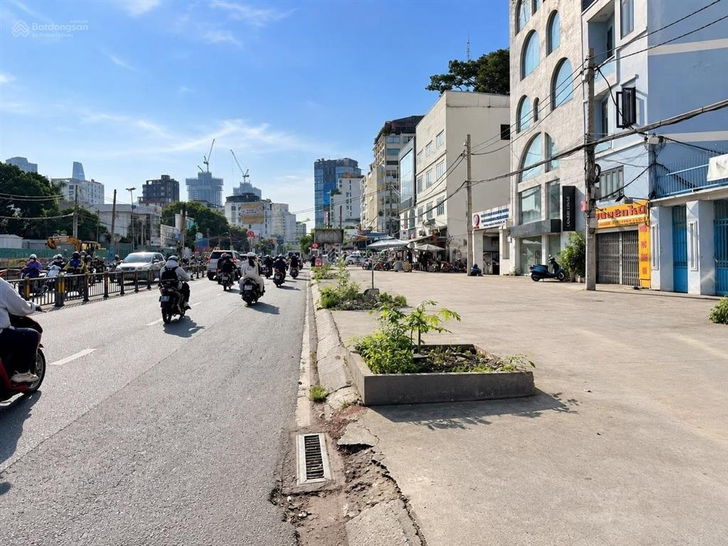 Cho thuê nhà mặt tiền cách mạng tháng 8 (192m), gần vòng xoay phù đổng, quận 1