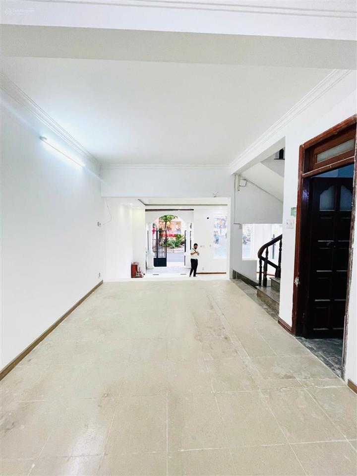 Cho thuê nhà góc 2mt hoa lan (800m), full trang thiết bị  thang máy pccc, quận phú nhuận