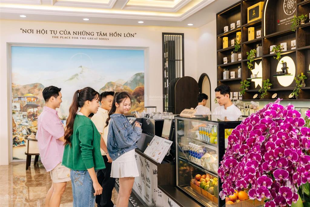 Shophouse trung tâm the royal  đón lượng khách từ cộng đồng cư dân hiện hữu