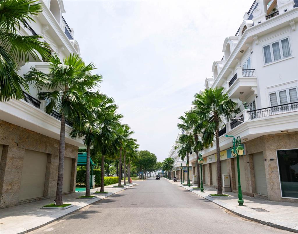 Shophouse trung tâm the royal  đón lượng khách từ cộng đồng cư dân hiện hữu
