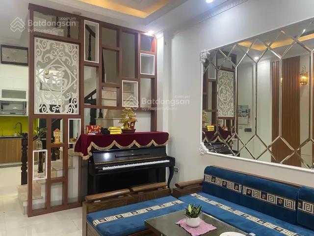 Bán nhanh nhà phố cầu giấy, dt 40 m2, 5 tầng, ô tô đỗ cửa, giá 12 tỷ.