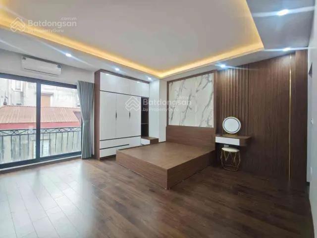Bán căn nhà đường cầu giấy, dt 39 m2, 7 tầng, mặt tiền 4,6 m, thang máy, giá 12 tỷ.