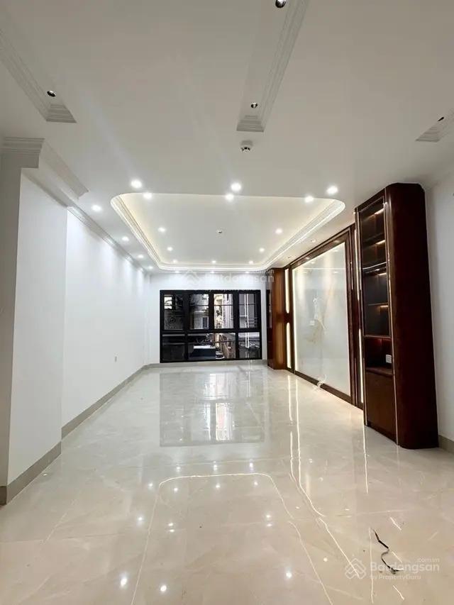 Bán nhà phố trần quốc hoàn, dt 40 m2, 7 tầng, ô tô tránh, thang máy, giá nhỉnh 21 tỷ.