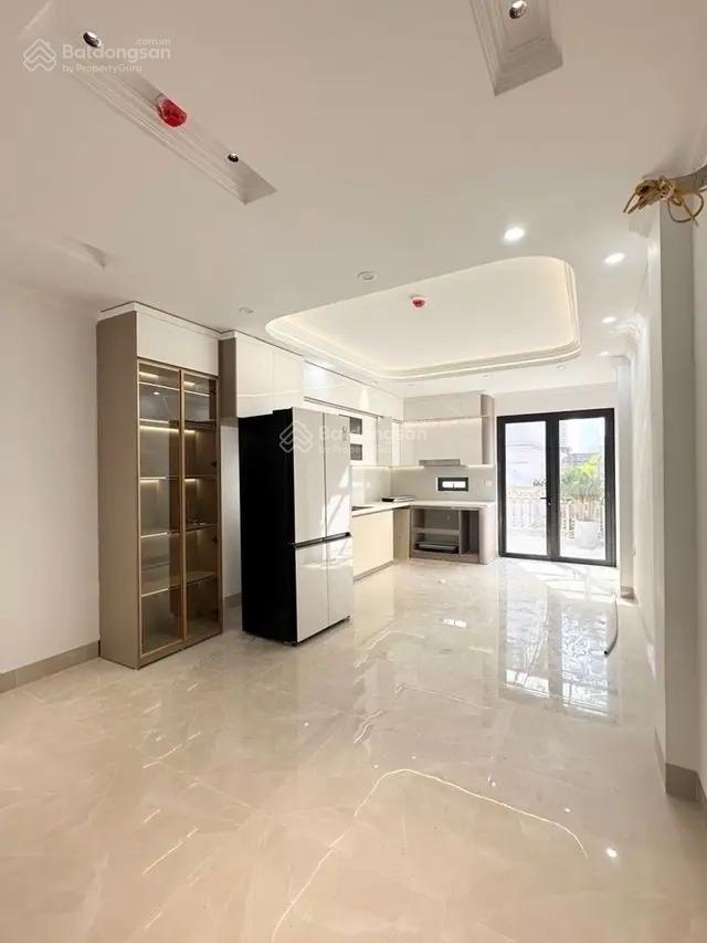 Bán nhà phố trần quốc hoàn, dt 40 m2, 7 tầng, ô tô tránh, thang máy, giá nhỉnh 21 tỷ.