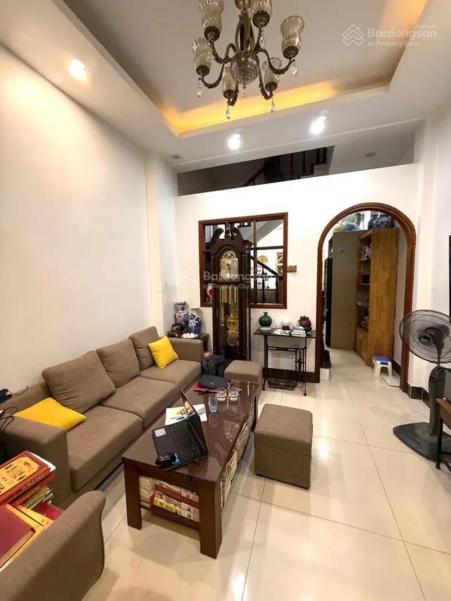Cần bán nhà phố trần quốc hoàn, dt 60 m2, 5 tầng, ô tô, vỉa hè, kinh doanh, giá 22 tỷ.