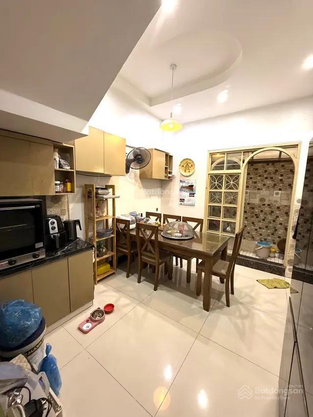 Cần bán nhà phố trần quốc hoàn, dt 60 m2, 5 tầng, ô tô, vỉa hè, kinh doanh, giá 22 tỷ.