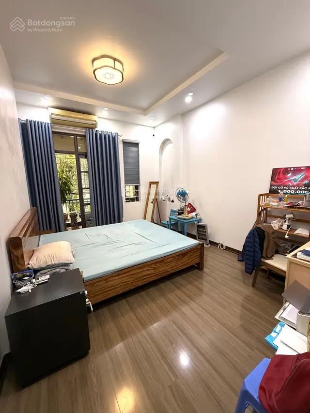 Cần bán nhà phố trần quốc hoàn, dt 60 m2, 5 tầng, ô tô, vỉa hè, kinh doanh, giá 22 tỷ.