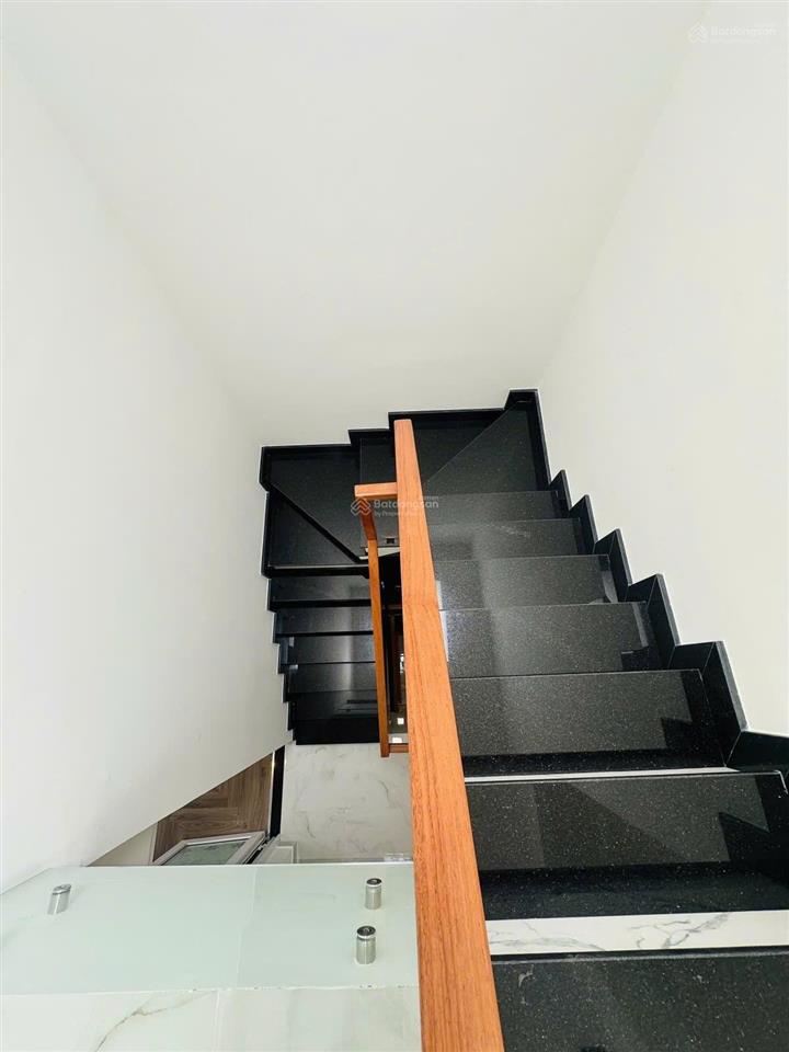 Lê hồng phong, 3/2 quận 10  hẻm ô tô thông. dt 46m2 4 tầng. chỉ 11t hơn xíu.