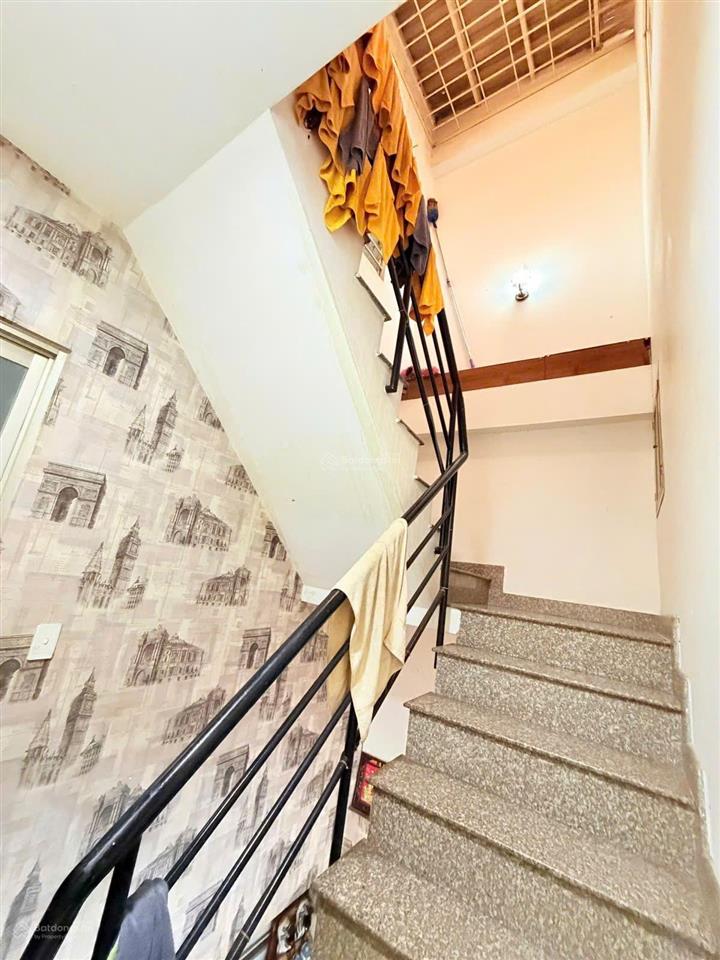 Lý thái tổ quận 10, hẻm kinh doanh 8m, dt 60m2 cách mt 30m.