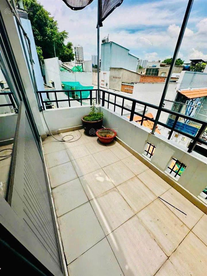 Quận 8, ngay cầu nguyễn văn cừ sát q1 q5  dt 52m2/46m2 3 tầng. chỉ 4.9 tỷ