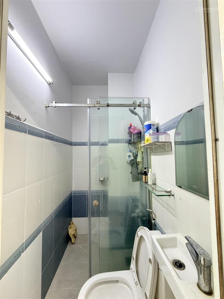 Ngô quyền quận 10, hẻm xe tải vi vu, 30m2 5 tầng giảm còn 6 tỷ hơn.