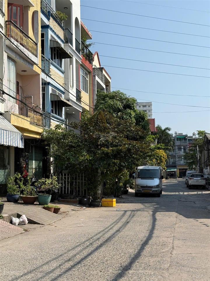 Mặt tiền đường số 10m khu bình phú quận 6  72m2 tiện xây 5 tầng.