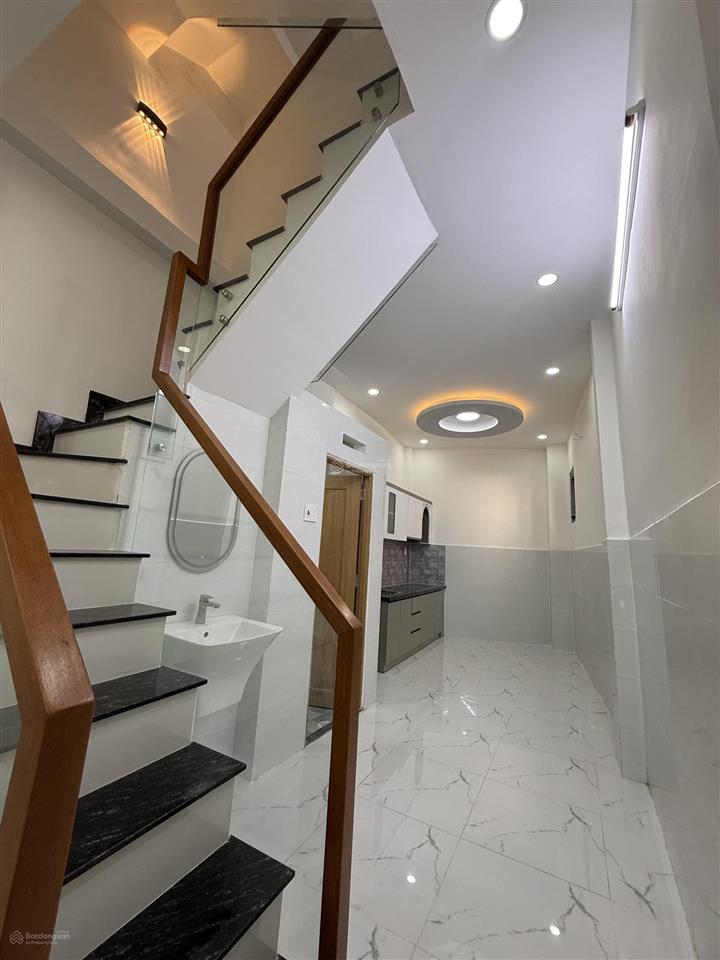 Hàn hải nguyên3/2 quận 11. dt 32m2 4 tầng 4pn, đi bộ 10m ra ô tô đỗ.