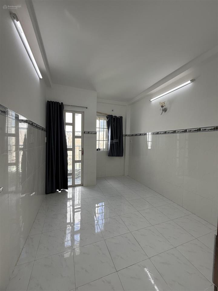 Hàn hải nguyên3/2 quận 11. dt 32m2 4 tầng 4pn, đi bộ 10m ra ô tô đỗ.
