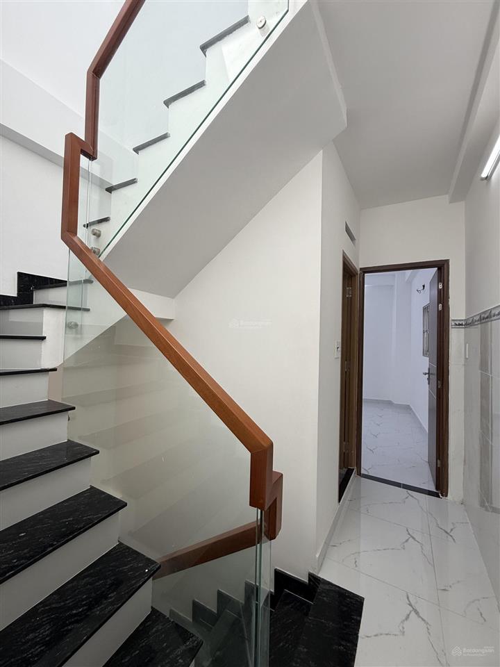 Hàn hải nguyên3/2 quận 11. dt 32m2 4 tầng 4pn, đi bộ 10m ra ô tô đỗ.