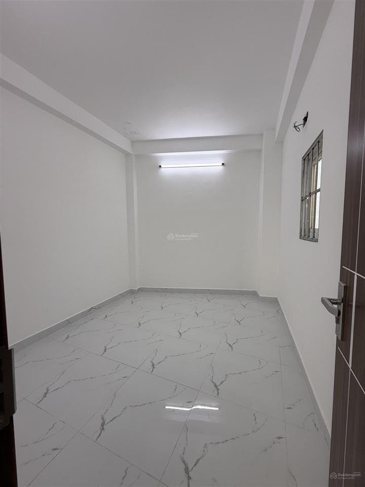 Hàn hải nguyên3/2 quận 11. dt 32m2 4 tầng 4pn, đi bộ 10m ra ô tô đỗ.