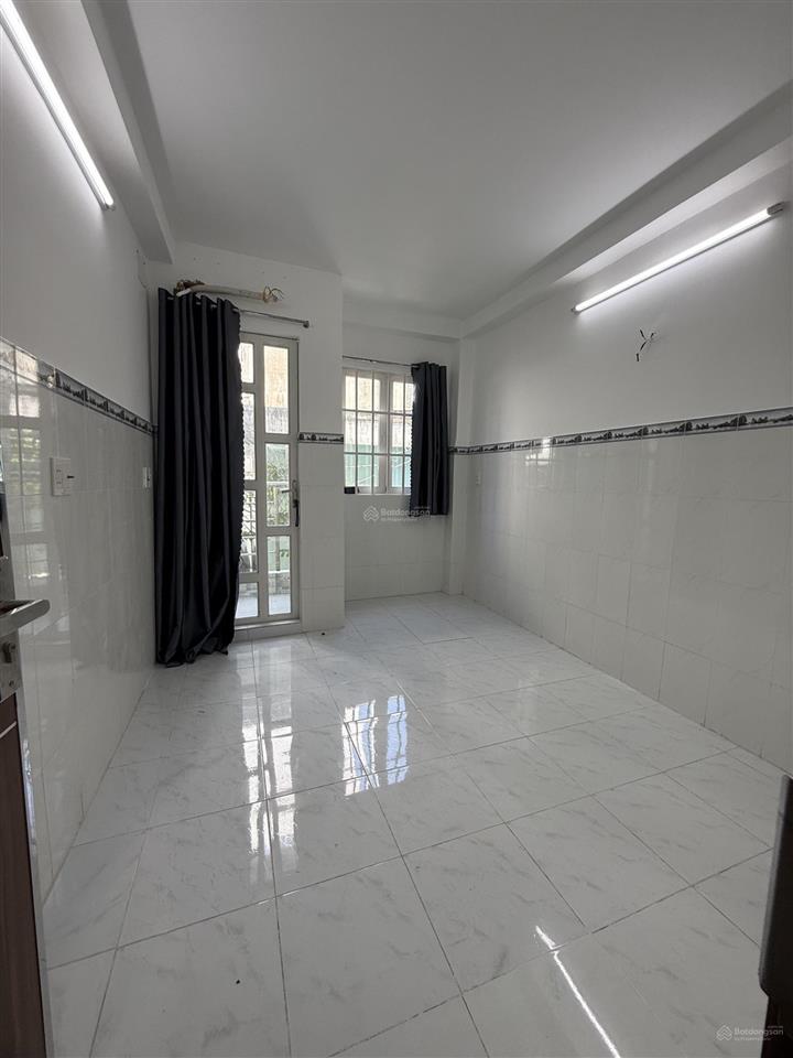 Hàn hải nguyên3/2 quận 11. dt 32m2 4 tầng 4pn, đi bộ 10m ra ô tô đỗ.