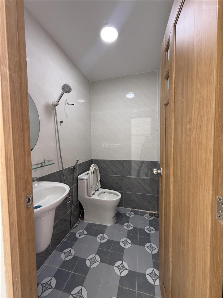 Hàn hải nguyên3/2 quận 11. dt 32m2 4 tầng 4pn, đi bộ 10m ra ô tô đỗ.