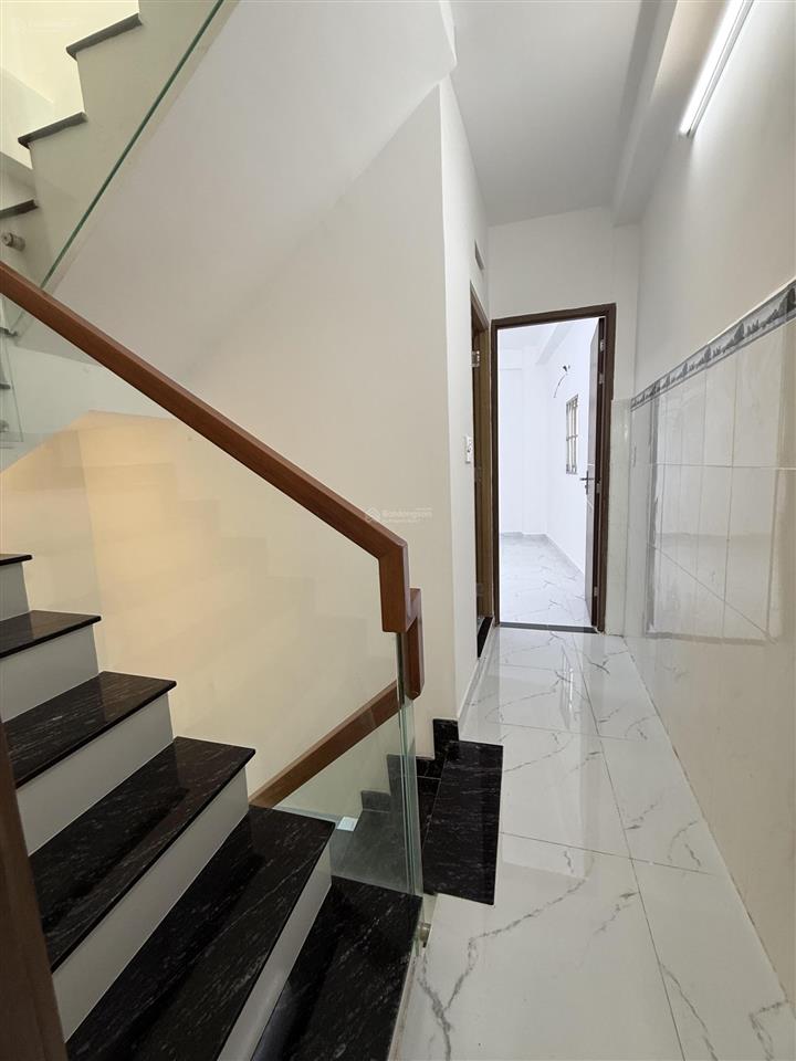 Hàn hải nguyên3/2 quận 11. dt 32m2 4 tầng 4pn, đi bộ 10m ra ô tô đỗ.
