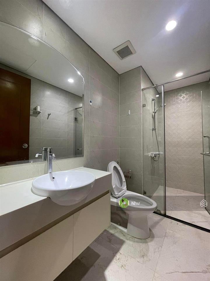 Chính chủ cần bán gấp căn hộ 2 phòng ngủ cc him lam q7, dt 76m2 kèm nội thất sổ riêng