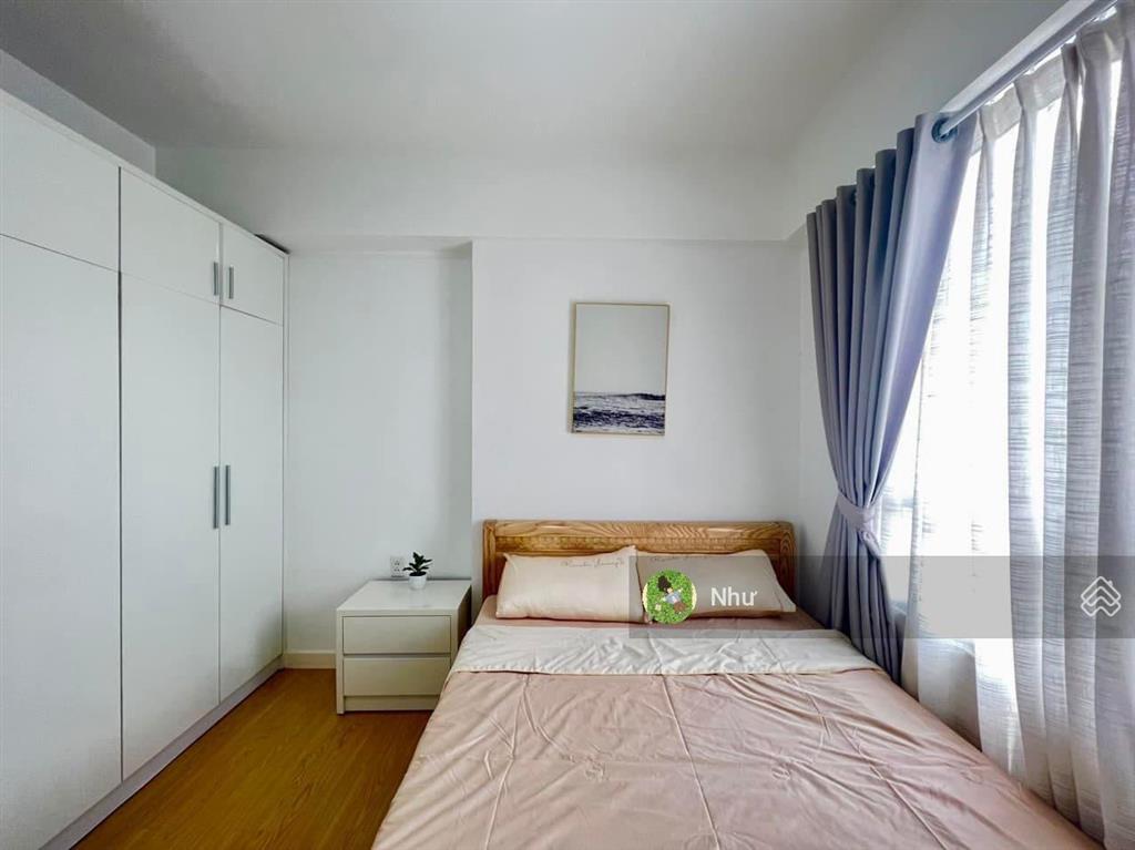 Chính chủ cần bán gấp căn hộ 2 phòng ngủ cc him lam q7, dt 76m2 kèm nội thất sổ riêng
