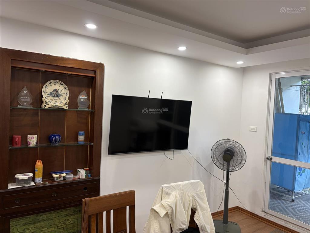 Chính chủ cần bán căn hộ tập thể vị trí cực đẹp diện tích 38,5/65 m2, đầy đủ tiện nghi.