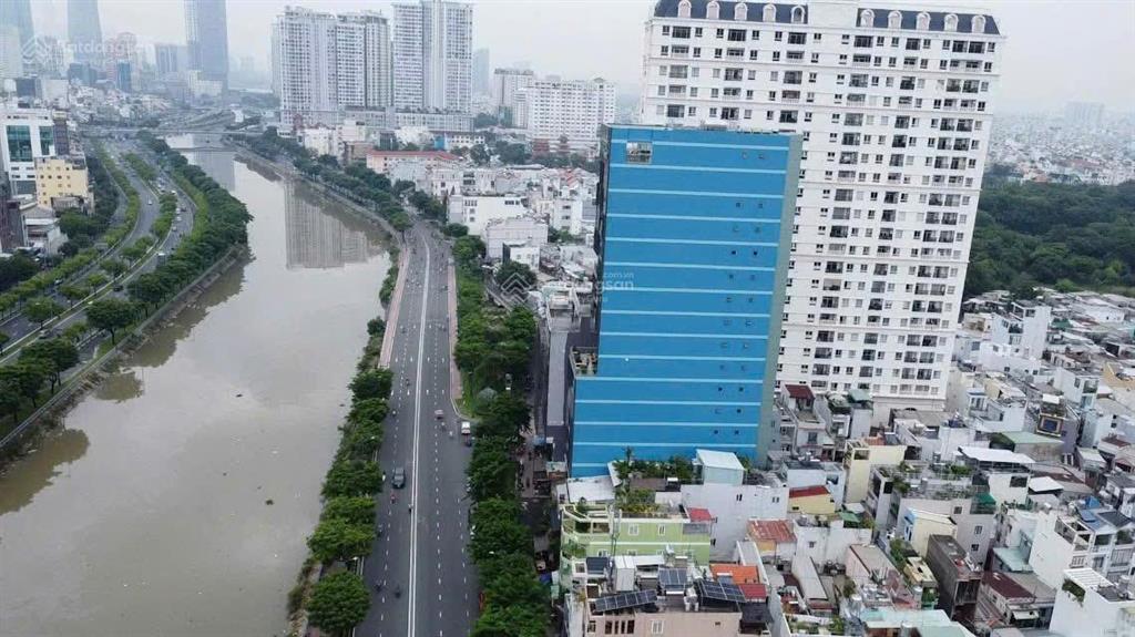 Tòa văn phòng góc 2 mặt tiền view sông 2 hầm 16 tầng cho thuê 3 tỷ/th giá 650 tỷ 290 bến vân đồn q4