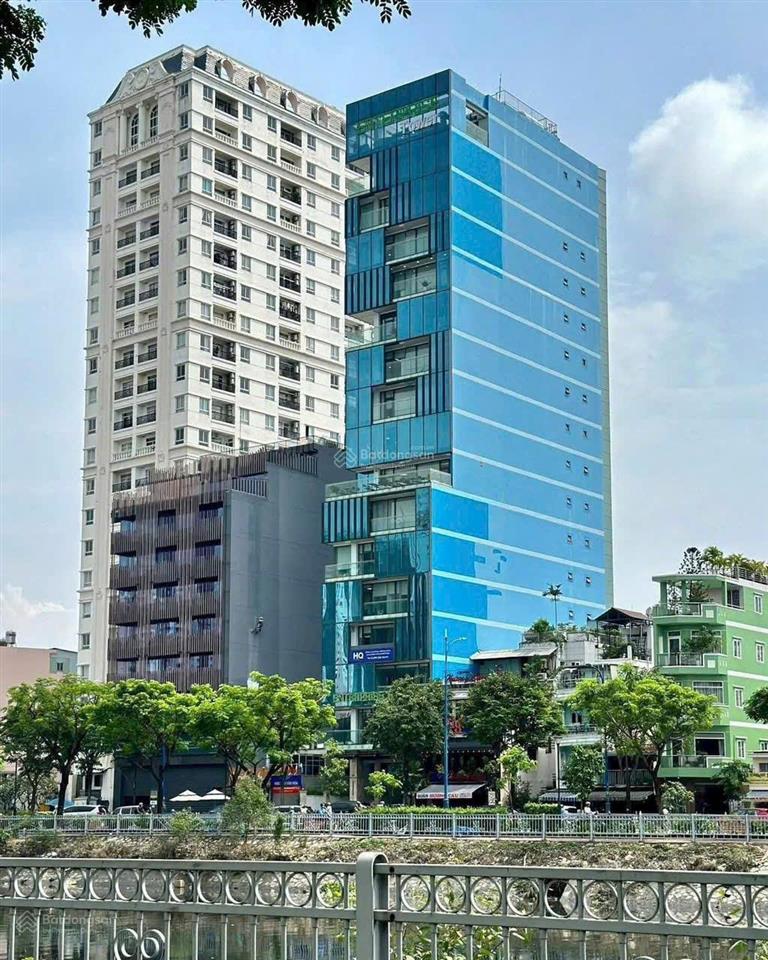 Tòa văn phòng góc 2 mặt tiền view sông 2 hầm 16 tầng cho thuê 3 tỷ/th giá 650 tỷ 290 bến vân đồn q4