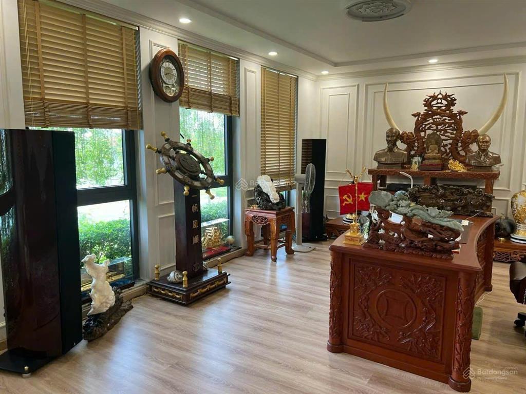 Biệt thự vip ven sông quận 7 dt lớn 280m2 chỉ 35 tỷ hầm 5 tầng có thang máy hồ bơi full nội thất