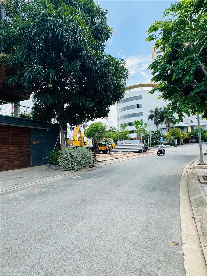 Biệt thự vip ven sông quận 7 dt lớn 280m2 chỉ 35 tỷ hầm 5 tầng có thang máy hồ bơi full nội thất