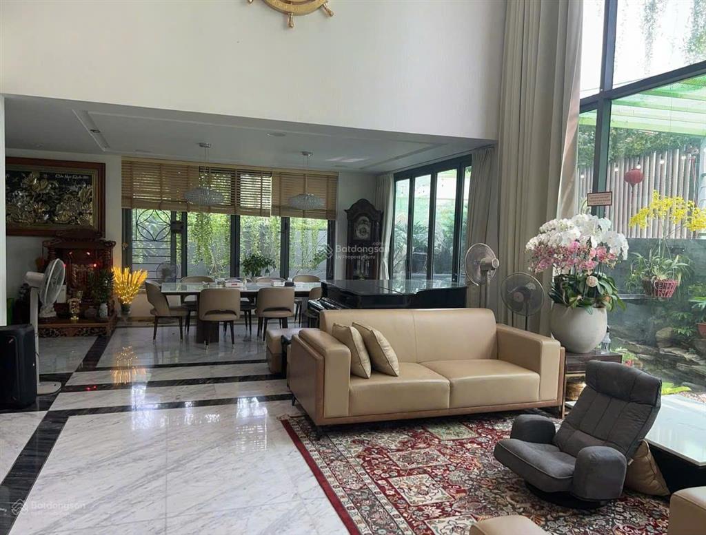 Biệt thự vip ven sông quận 7 dt lớn 280m2 chỉ 35 tỷ hầm 5 tầng có thang máy hồ bơi full nội thất