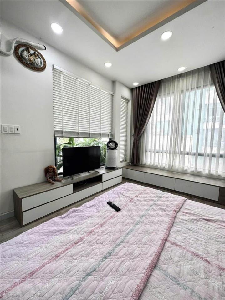 Biệt thự sát q10  khu vip cmt8  ngang 8m, 3 tầng  full nội thất