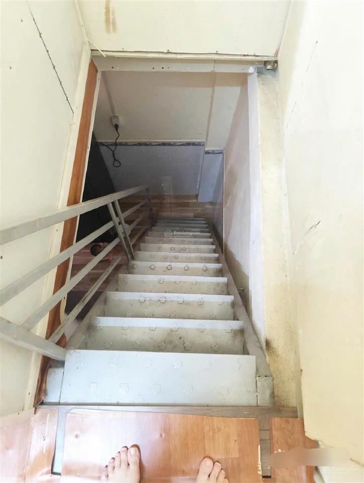 Cần bán nhà 2 tầng  lạc long quân  tb