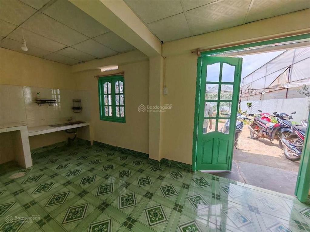 Nhà khu dưới trệt sân rộng 300m2
